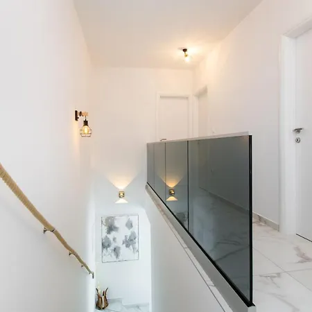 Relax With Jacuzzi Vila *