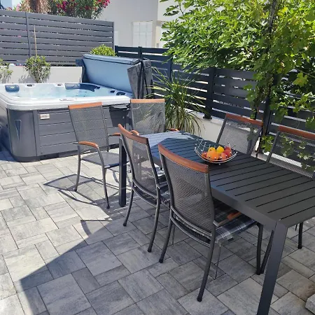 Relax With Jacuzzi Vila *