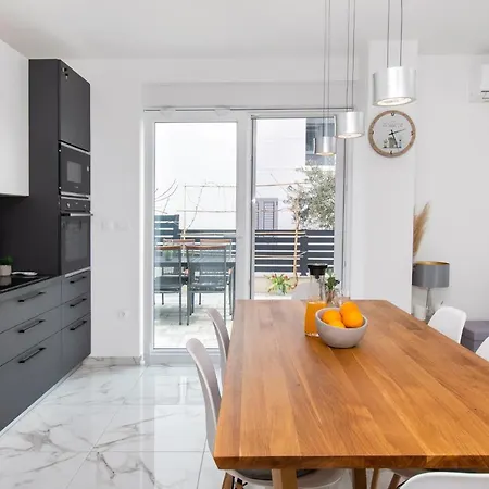 Relax With Jacuzzi Vodice