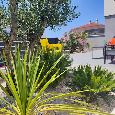 Relax With Jacuzzi Villa *