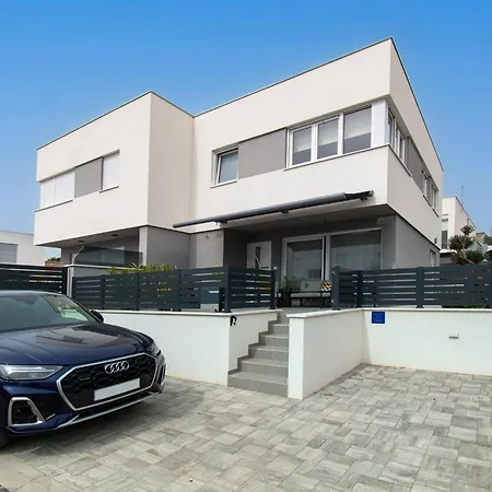 Relax With Jacuzzi Vila