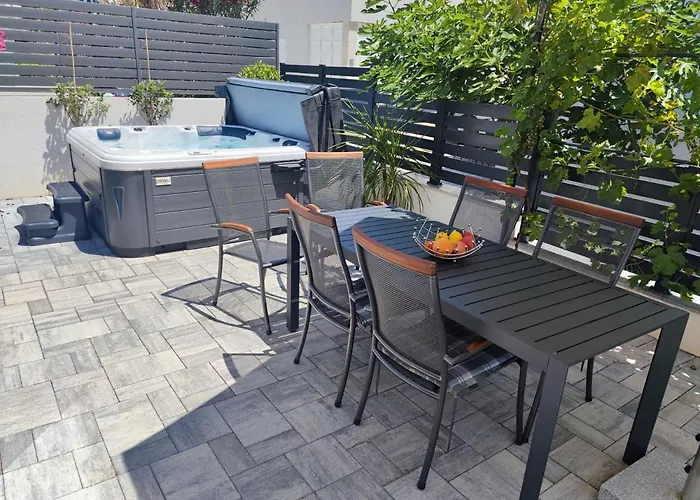 Relax With Jacuzzi Villa *